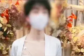 男模特卖女装卖女性内衣被指擦边，商家:女同事穿不了,只有他能穿图片