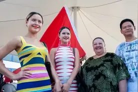 1996年，欧洲姑娘嫁山东小伙，养鸡致富，培养双胞胎女儿北影毕业图片