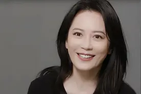 演员俞飞鸿：不结婚不生子，和窦文涛相伴20年，52岁活成“少女”图片