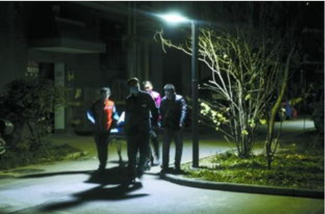 北京一女子遭歹徒劫色，全程不反抗，竟还主动帮男子带上安全套