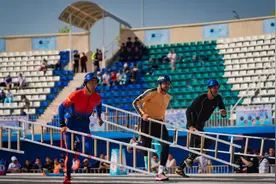 国庆中外消防员挂钩梯大比拼，完胜！图片