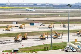 浦东机场E、F滑行道和第二跑道完成不停航施工，顺利投运！图片