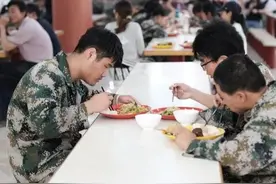 叛逆少年厌学沉迷网络，父母送到特训练营，第二天就被活活打死。图片