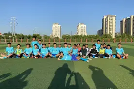 张店八中勇夺第25届“市长杯”男足冠军图片