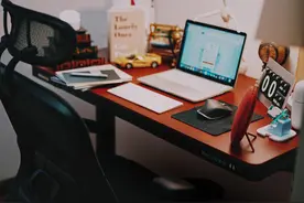 何同学做了苹果放弃的产品，而我体验了乐歌E6升降桌图片