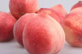 秋天苹果香蕉靠边站，多吃桃，一次多买些煮好囤起来，随吃随取图片