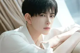 甜美萌妹COS络腮胡大爷跳魅惑舞，路人看懵，直接上去摸脸摸胡子图片