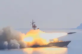 俄舰队日本海射导弹，奔袭百公里“歼敌”，隔空警告岸田援乌后果图片