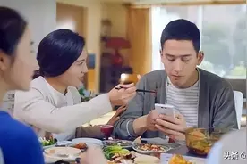 吃饭的时候，经常有这几个“姿势”，预示后半生辛劳命图片