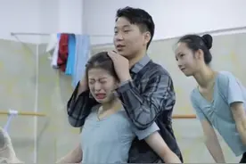 女舞蹈生“撕腿”训练，男老师帮忙辅助，动作暧昧惹争议图片