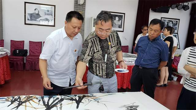 与湖社画会社长杨领军先生作品如人,关志英先生笔墨洗练通达,挥洒自如