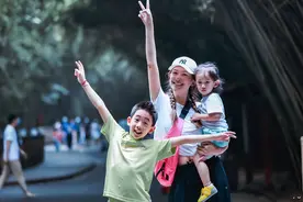 陈小春仍想要女儿？应采儿晒与俩儿子合照，hoho打扮超像女孩图片