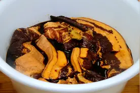 五花肉直接放酱油中泡2天，味道比腊肉都香，过节给家人露一手图片
