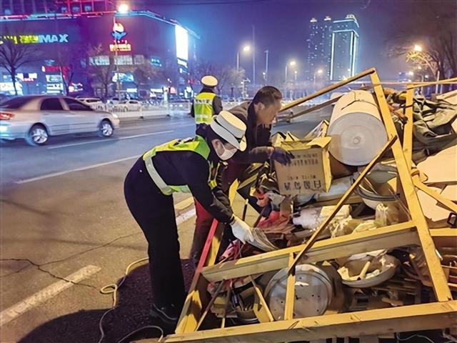 三轮货车侧翻 交警救援解困