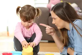 1~3岁孩子发出5个“叛逆”信号时，妈妈引导好了，孩子更聪明图片