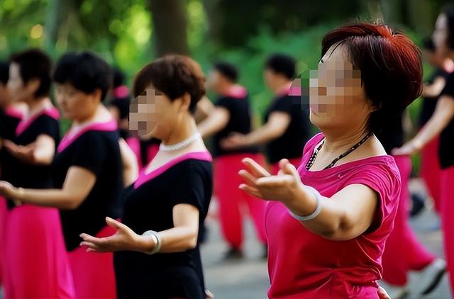 大爷喜欢广场舞大妈，强奸并多次骚扰，大妈被逼在他杯中放安眠药