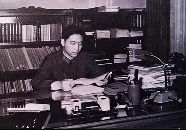 1976年，王洪文秘书突然发现不对劲，火速申请调离：这人要完蛋了