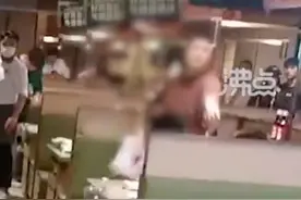 2女子在海底捞互抡酒瓶，“两人同桌吃饭，疑似认识”，海底捞回应：警方正在处理图片