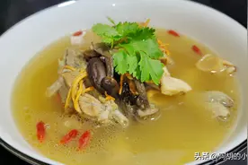 杂菇猪骨汤：一口补充18种氨基酸！随手炖一锅，鲜美到无可比拟图片