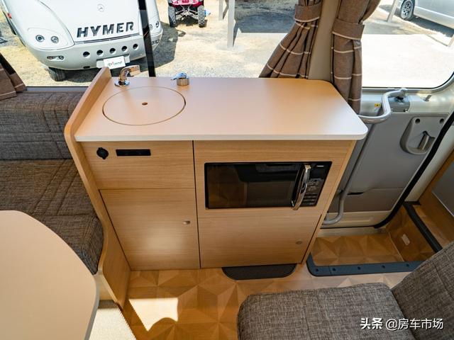 丰田考斯特商旅房车，内部空间大床位多，核载10人停车睡5人