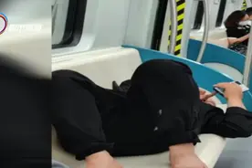 把地铁当卧铺？男子进地铁后脱鞋躺卧图片