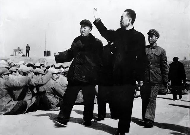 1966年邢台，周总理乘机赶往灾区，途中罕见发火：赶快下去
