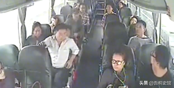 大巴车司机章双林，遇乘客露出诡异笑容，仅凭直觉感到危险要发生