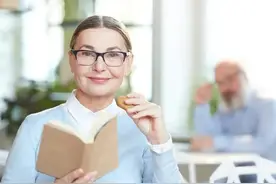 保姆偷拿老人的水果带回家，雇主知道后不开除她，反而给她奖励图片