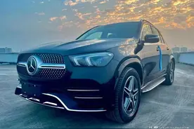 23款奔驰GLE450豪华型实拍，曜岩黑的车漆，恢弘大气，落地超94万图片