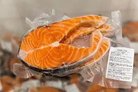 提醒：两个部位长黑痣，警惕黑色素瘤，教你一个公式，尽早分辨图片