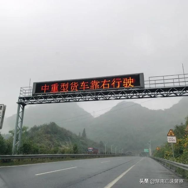 中重型货车在高速上不能超车?正确的做法是↓丨胡椒漫谈