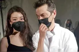 吉娜巴黎时装周太惊艳，穿吊带连衣裙勒腰带，16寸腰带太完美图片