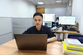 博士毕业于华中科技大学，他获“亚洲唯一”大奖！拒绝百万年薪，留校任教！图片