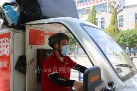 请多保重！在高温下奔忙的内江快递小哥们——图片