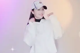 47岁曹颖嫩成美少女，穿超短裤露细白大长腿，网友：腿比脸还美图片