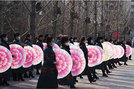 春光无限好！太原中老年模特身着“喜鹊闹春”图案传统服饰练习走秀图片