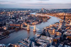 英国小伙到中国，凌晨2点站在街头很迷茫，直呼这里不可能是中国图片