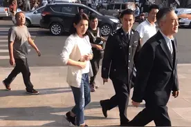 路人在街头拍刘涛真不一样，穿牛仔裤是五五身材，而且O型腿走路图片