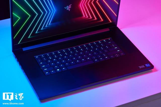 雷蛇灵刃 17 专业版评测：最强移动端 GPU，DLSS 畅玩 2K 光追