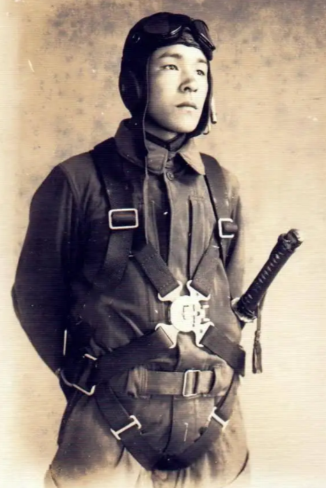 比及民兵队长徐广进告急带人赶到时,飞机里的飞行员已经爬了出来.