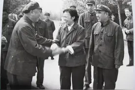 1992年，张双群拉着陈再道的手：再道，是我对不起你，我食言了图片
