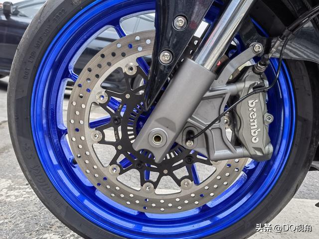 给力，国产高配仿赛摩托飞鹰RM35详解，双缸动力配鲍鱼卡钳