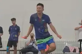 内蒙古包头一名老师用蒙古舞表演花样跳绳，网友：跳绳跳出骑马感觉图片