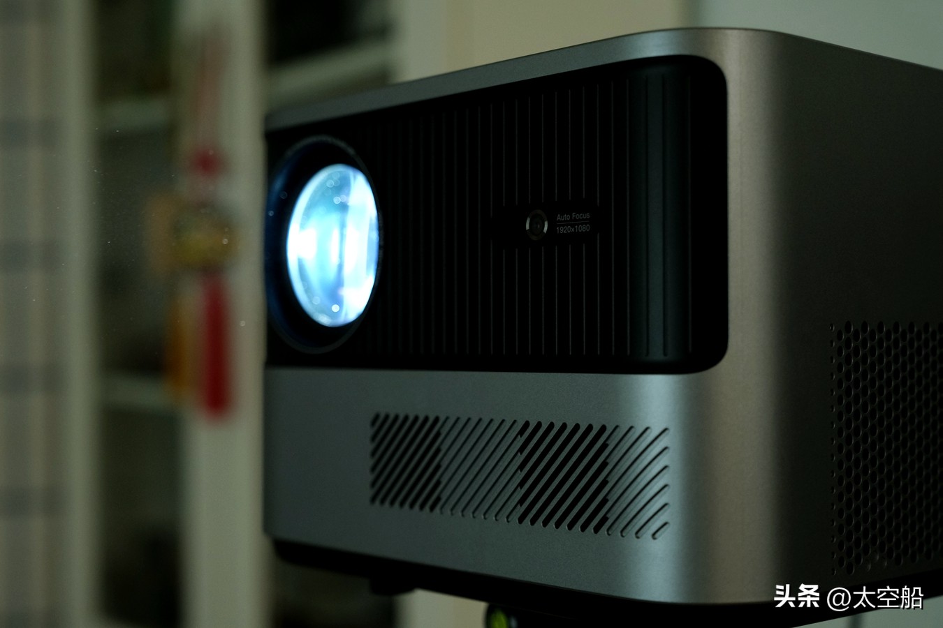 拒绝亮度虚标，还原真实色彩，光元素A1投影仪初体验