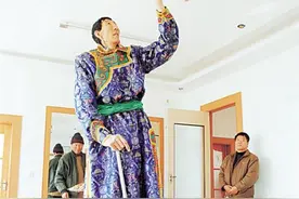 中国第一巨人鲍喜顺：不听医生忠告执意生下一子，儿子现身高多少图片