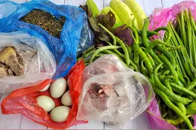 江西女子晒婆婆送来的菜，被吐槽太寒酸，分享出来却馋哭无数网友图片