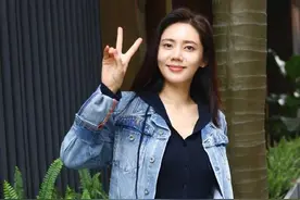 秋瓷炫春日街头随拍 穿衬衫牛仔外套似少女图片
