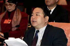 他，17岁进厂，30岁读大学，47岁奉命于危难，让中国重汽涅槃重生图片