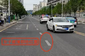 女子随心所欲过马路，出了事故是否担责？警方回应图片