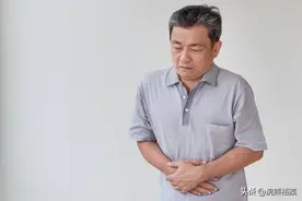 2022年男子查出肿瘤，打开腹腔后却满是寄生虫，医生大惊：误诊了图片